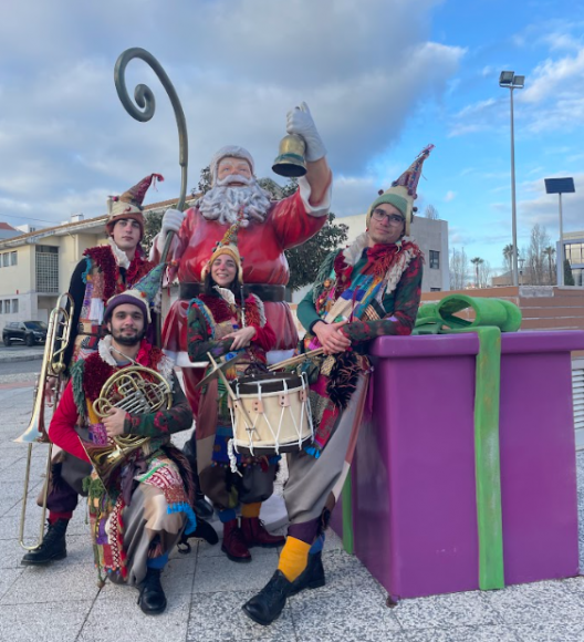 Animação de rua na Praça de São Pedro dia 23 dezembro ao início da tarde
